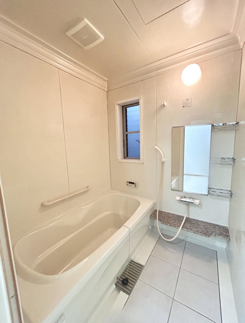 毎日の疲れをいやす浴室は1坪タイプです。足を伸ばしてゆっくりとくつろげます。窓があることで、換気環境も良好。