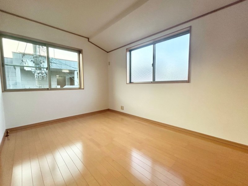 【3階洋室6帖】北と西に窓があり風通しが良い居室。プライバシーを保ちやすい振り分けタイプの間取りです。