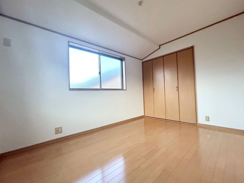 【3階洋室6帖】全居室収納付き。衣類もスッキリと収納することができます。