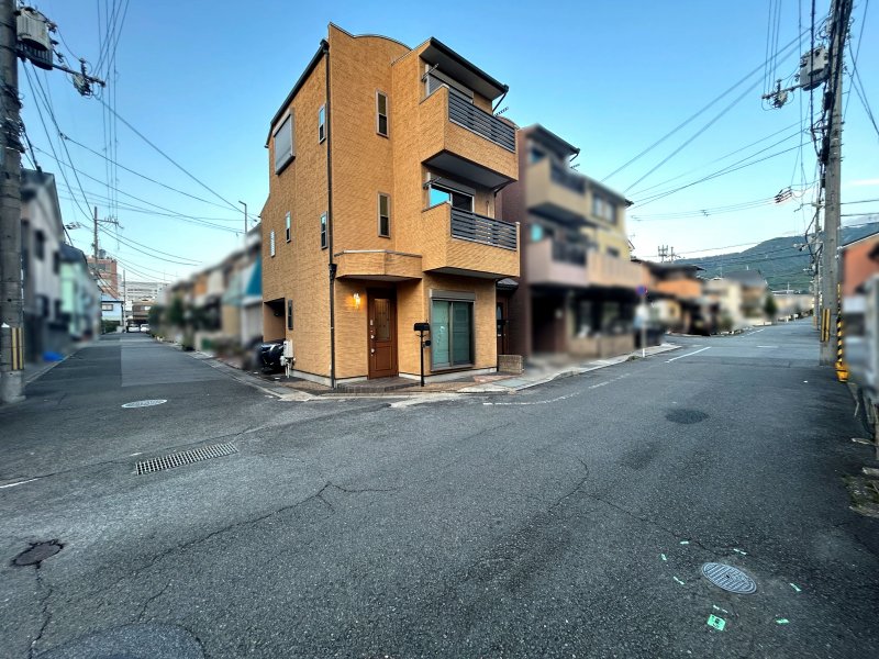 南側と西側の前道に面する角地です。道路幅も約6ｍあり、車の出し入れがしやすい。