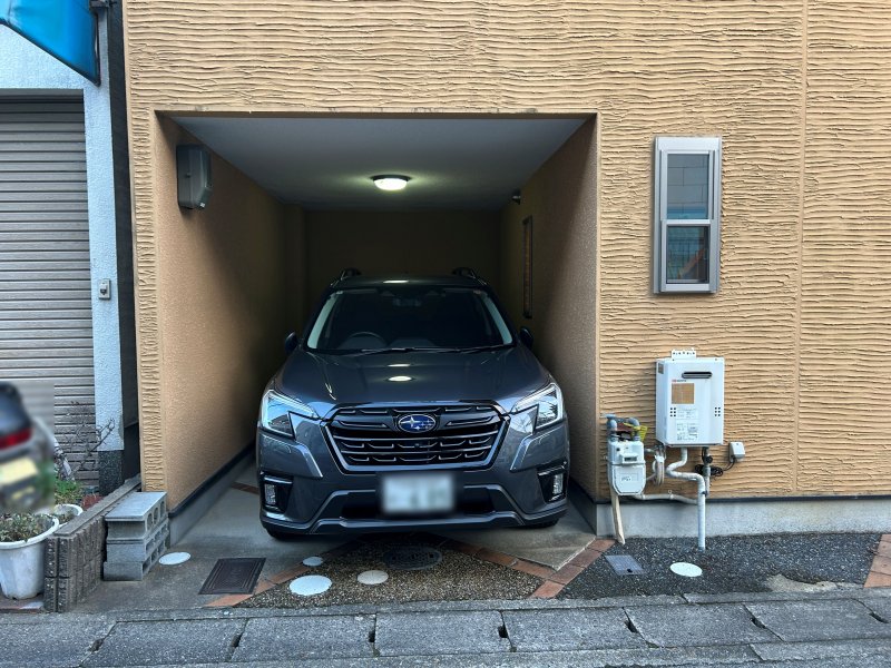 掘り込みガレージ。前道が約6ｍあるので出し入れがしやすいです。