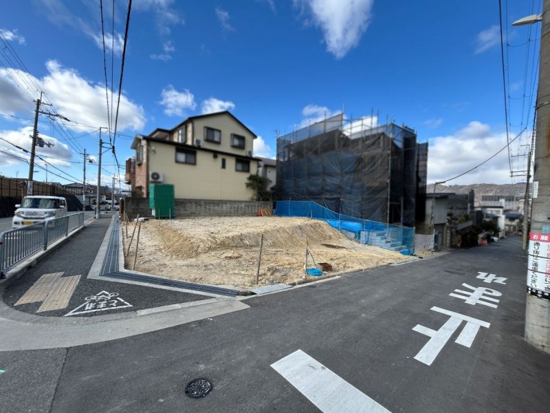 東側道路から西向きに撮影（2025年11月）撮影