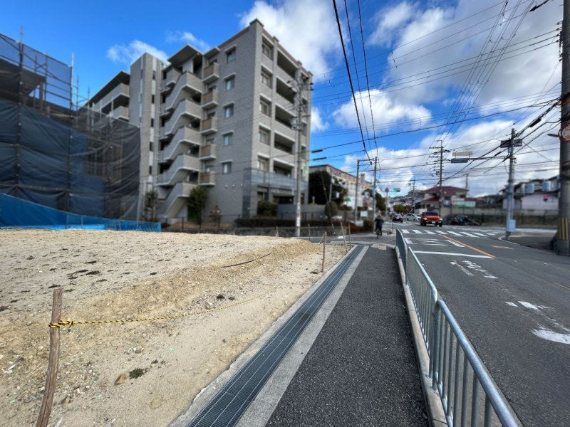 南側道路から東向きに撮影（2025年11月）撮影