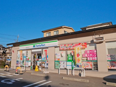 ファミリーマート岩倉中町店　徒歩7分　550ｍ