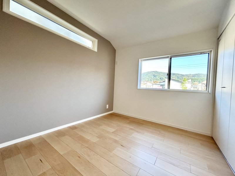 【2階洋室5.2帖】2階洋室は振り分けタイプ。プライベート時間もゆったりと過ごせる住まい。収納が随所に備わっています。