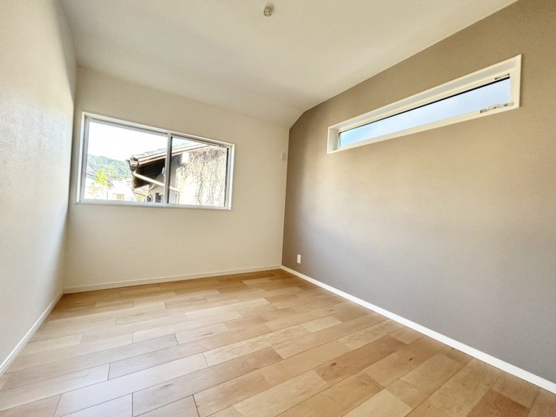 【2階洋室5.2帖】プライバシーを保ちやすい振り分けタイプの間取りです。各洋室は5帖以上の広さが確保されており、プライベートの時間を大切にできます。 アクセントクロスでおしゃれな空間に。