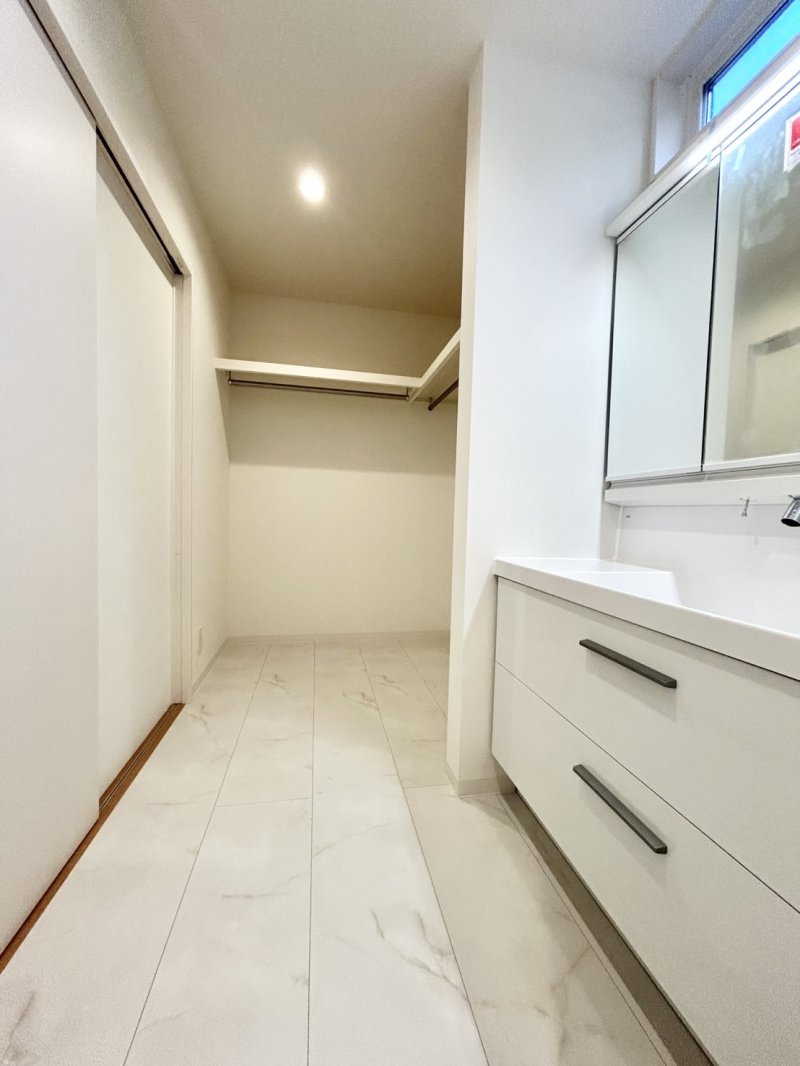 洗面化粧台の奥にあるファミリークローゼットには家族の衣類やリネン類を収納できます！