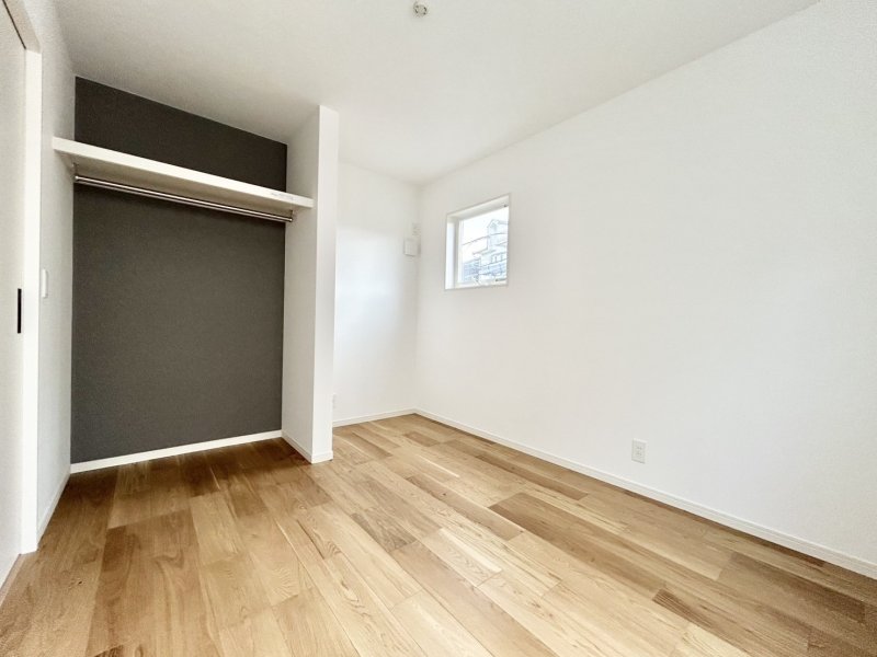 2階洋室6帖のお部屋。全居室収納付き。衣類もスッキリと収納することができます。