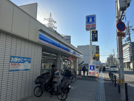 ローソン 門真月出町店まで300ｍ　徒歩4分