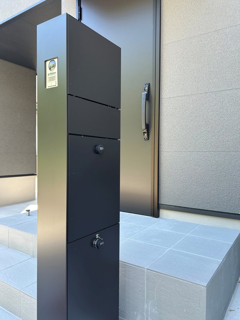 【宅配BOX付き門柱（LIXIL） イメージ写真】 スタイリッシュなモノトーンを採用。再配達の手間を省き、毎日の暮らしにゆとりをもたらします。