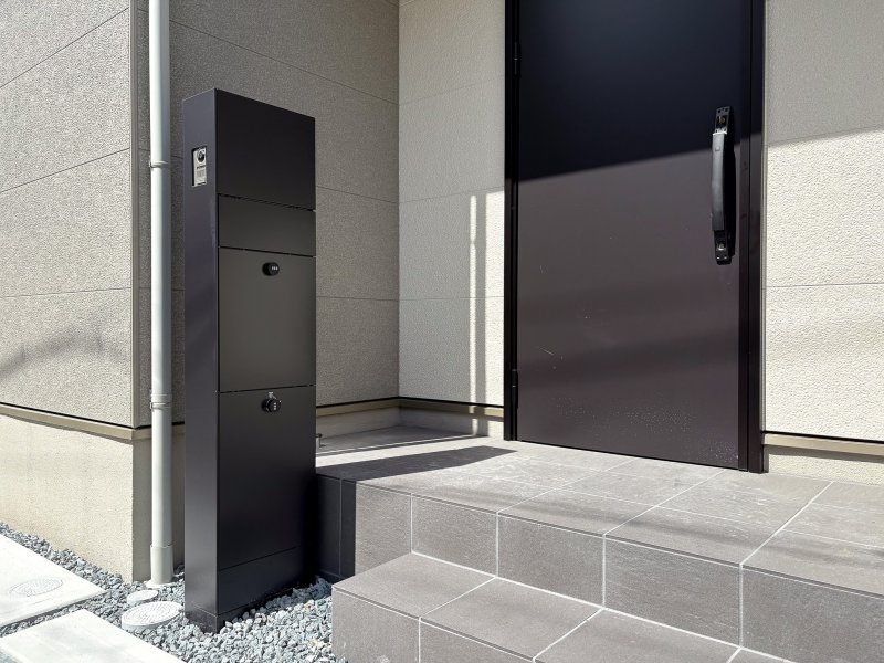 【宅配BOX付き門柱（LIXIL） イメージ写真】 スタイリッシュなモノトーンを採用。再配達の手間を省き、毎日の暮らしにゆとりをもたらします。