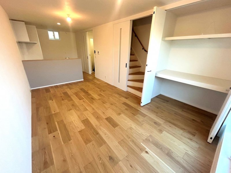 【LDK13.6帖】リビングには物入収納を設置。掃除道具や日用品をサッとしまえて、スッキリとした空間をキープできます！