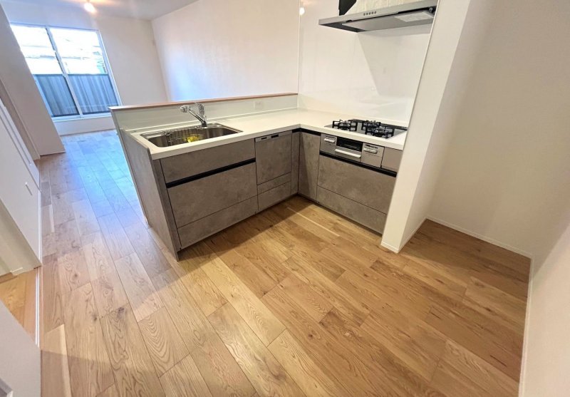 【キッチン】互い違いの2段の棚によって、高さの違う物が収納できるコーナーキャビネット付き。収納力抜群のキッチンです！