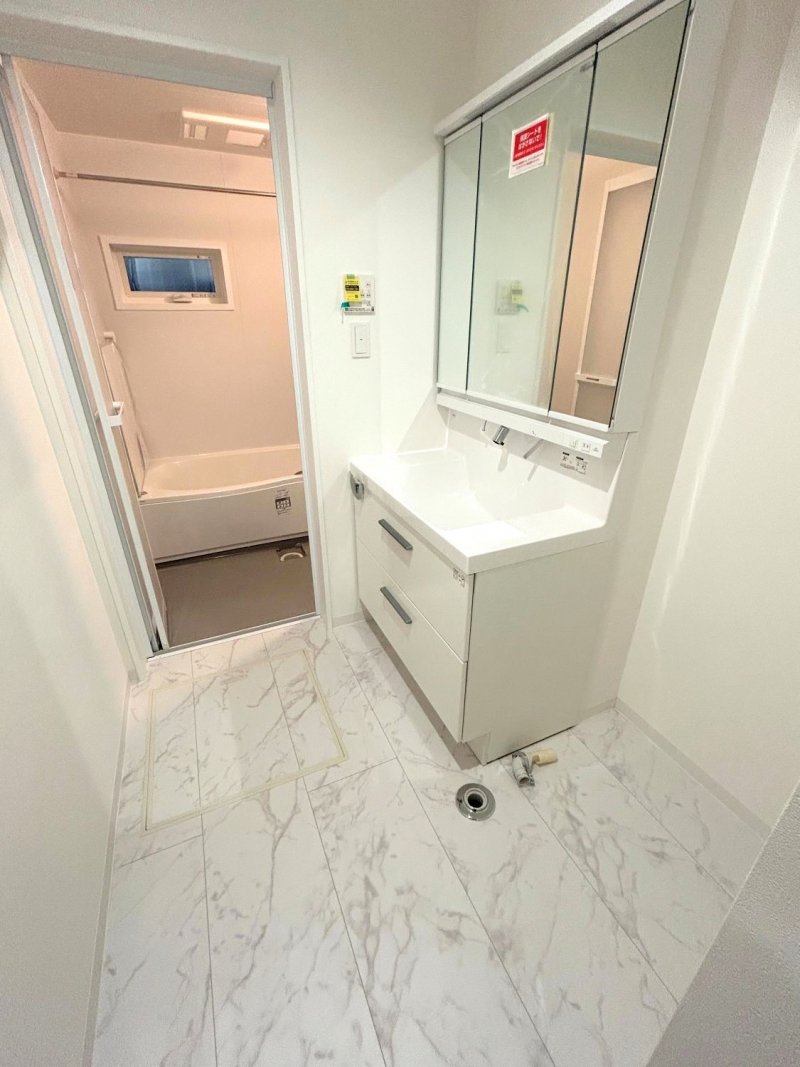 【洗面化粧台】スタイリッシュな三面鏡付き洗面化粧台。収納力も高く、細かい日用品もスッキリ整理できます。