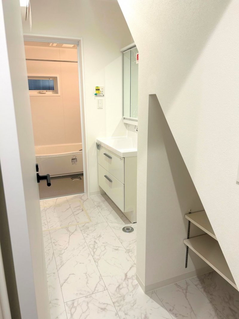 【洗面所】タオルや日用品をすっきり収納できるリネン庫付き。