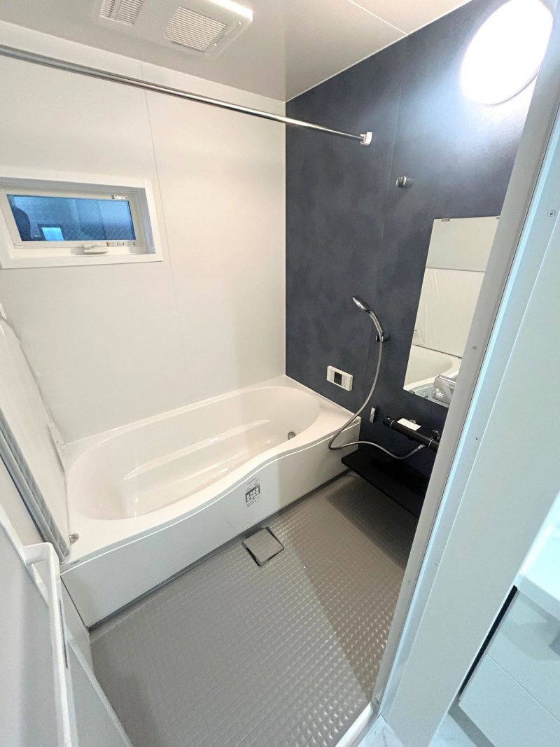 【浴室】お手入れしやすい仕様。カウンターや床はお掃除しやすく、清潔感をキープできます。