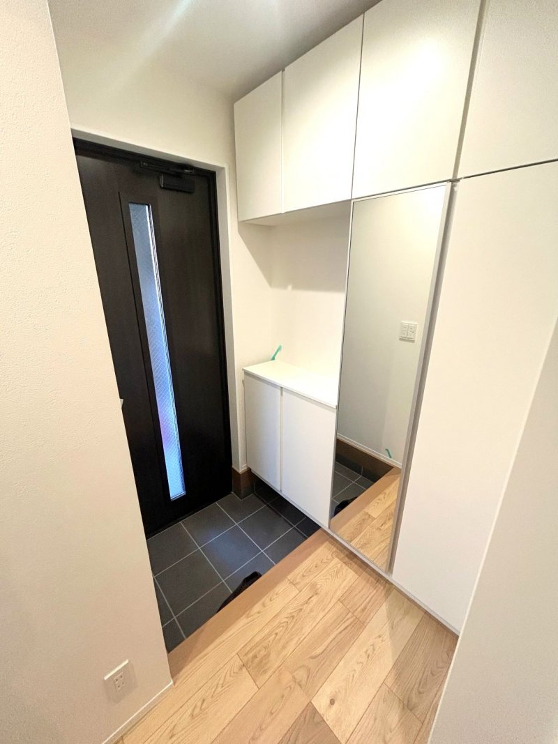 【玄関】季節の小物を置いて楽しめる飾り棚付き玄関収納。取手レスのシンプルなデザインです♪