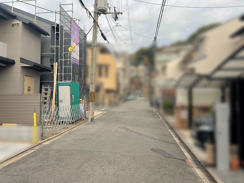 東側前面道路(南側より撮影)