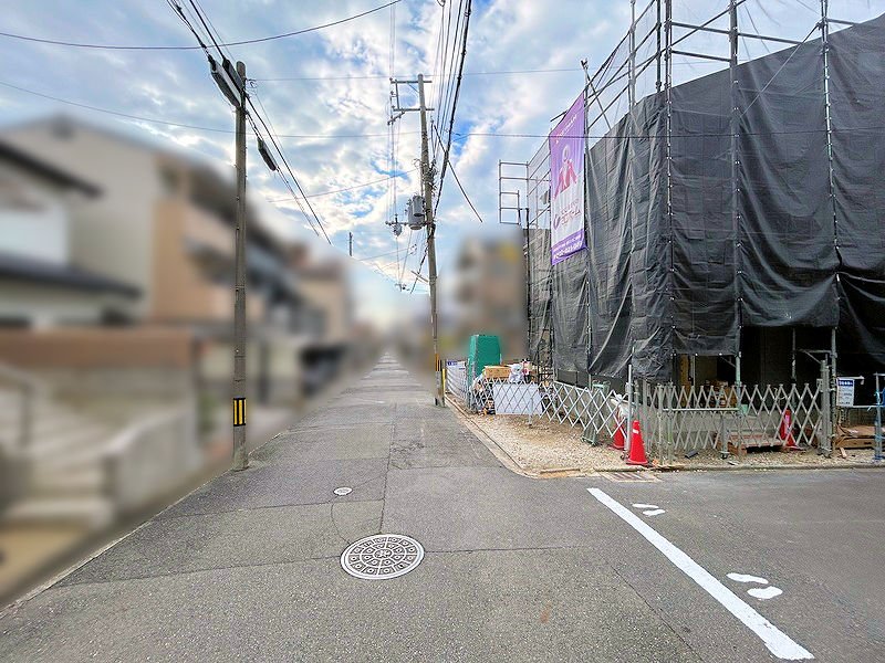 東側前面道路(北側より撮影)