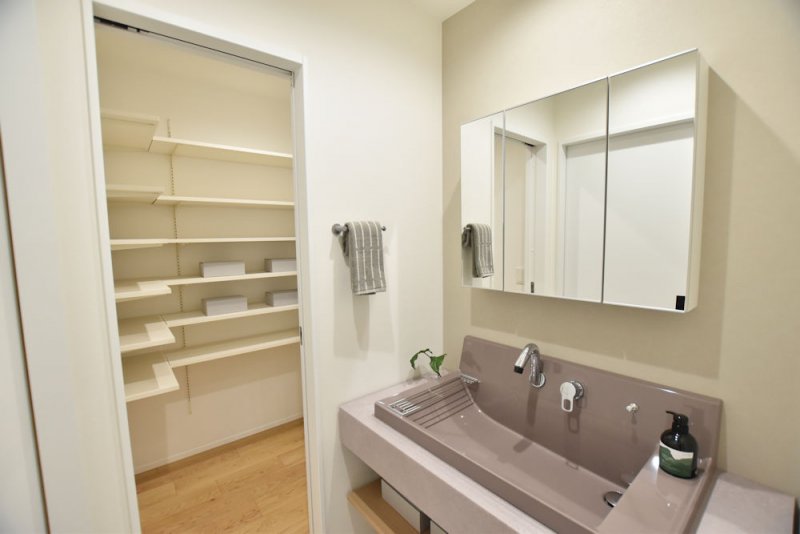 独立洗面台　パントリー