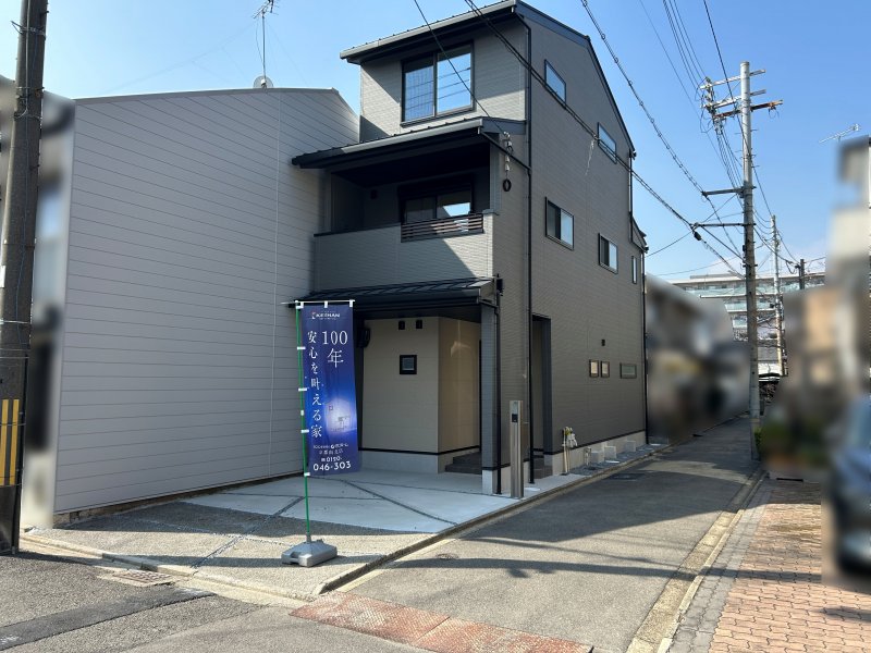 北側の道(非道路）は幅員約３ｍ。 普通車１台、小型車1台駐車可能です。