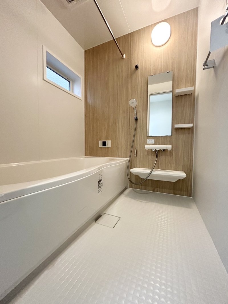 お湯が冷めにくい、浴槽保温材と保温組フタの「ダブル保温」構造。くるりんポイ排水口など毎日のお手入れもラクラク。ガス温水浴室暖房乾燥機付です。※画像はイメージです。