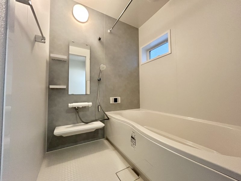 お湯が冷めにくい、浴槽保温材と保温組フタの「ダブル保温」構造。くるりんポイ排水口など毎日のお手入れもラクラク。ガス温水浴室暖房乾燥機付です。