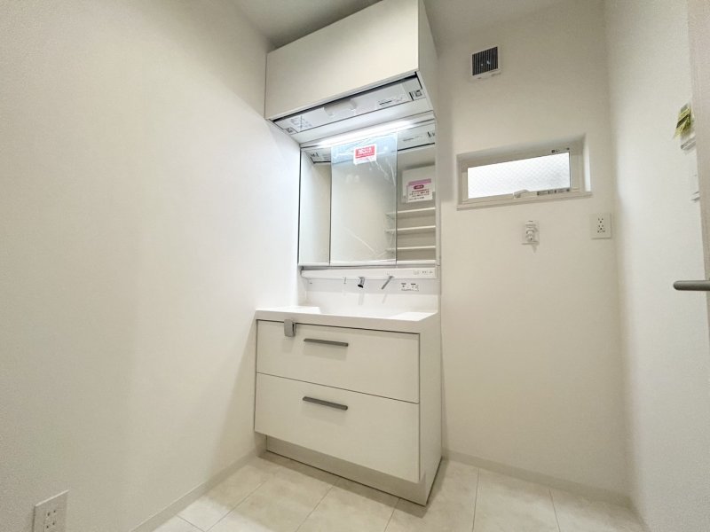 毎日使うものだから清潔な空間を保ちたい水回り。洗面化粧台にはそんな願いを解消させてくれる収納アイデアが満載です。三面鏡の裏側には小物から背の高い物まで収納できます。※画像はイメージです。