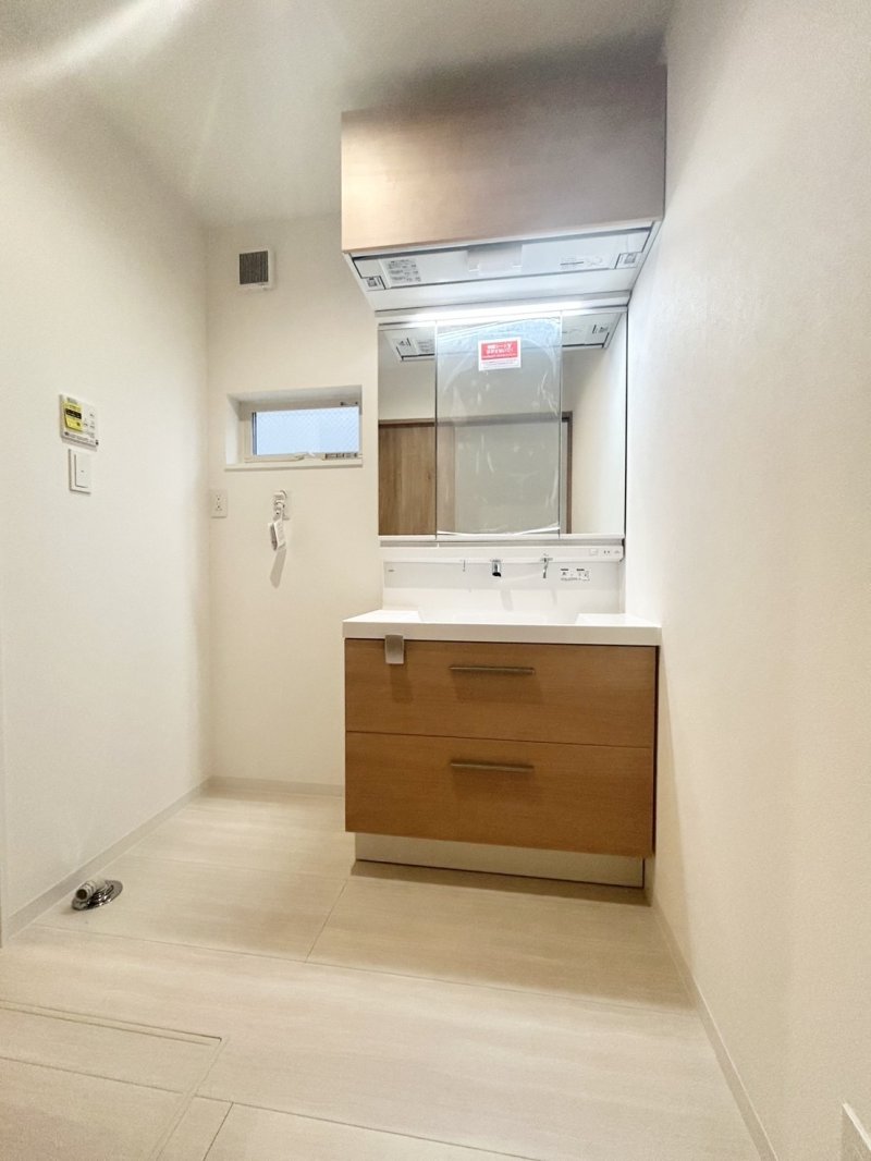 毎日使うものだから清潔な空間を保ちたい水回り。洗面化粧台にはそんな願いを解消させてくれる収納アイデアが満載です。三面鏡の裏側には小物から背の高い物まで収納できます。