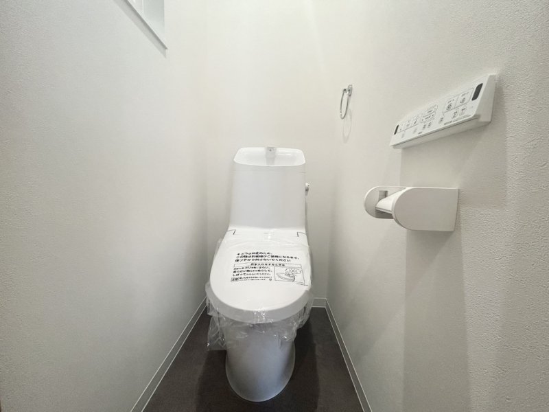 落ちにくい汚物汚れも、水を流すだけツルンっと落とせる新素材「アクアセラミック」で毎日のお手入れ簡単！