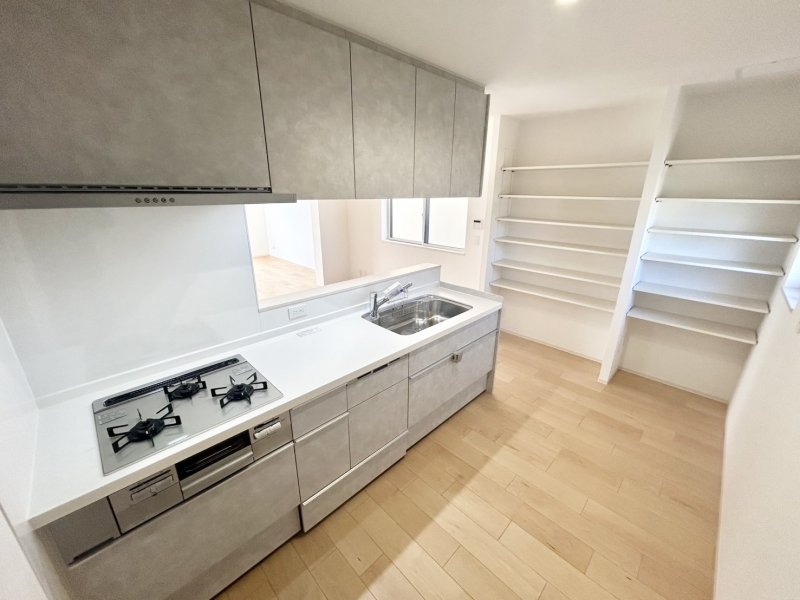 キッチンスペースには大容量のオープンパントリーを設置。キッチン家電やストック食品など収納して家事効率をUPさせることができます！