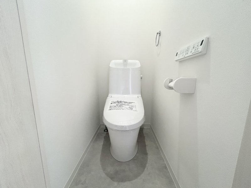 落ちにくい汚物汚れも、水を流すだけツルンっと落とせる新素材「アクアセラミック」で毎日のお手入れ簡単！※画像はイメージです。