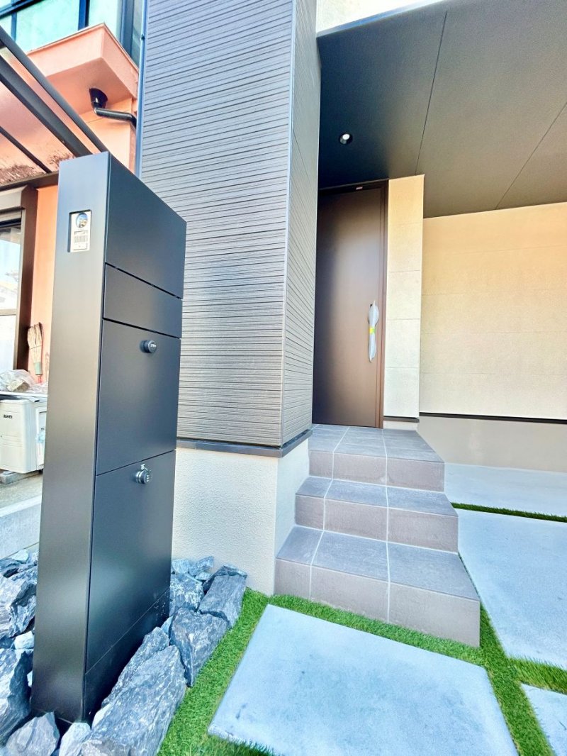 スタイリッシュなブラックの宅配BOX付き門柱を採用。再配達の手間を省き、毎日の暮らしにゆとりをもたらします。