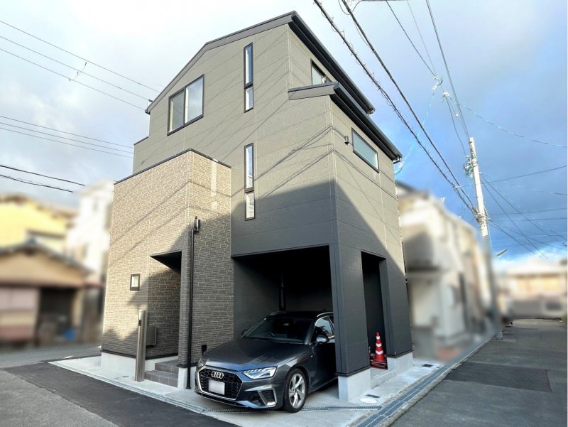 【外観】グレーを基調とした落ち着いた外観。