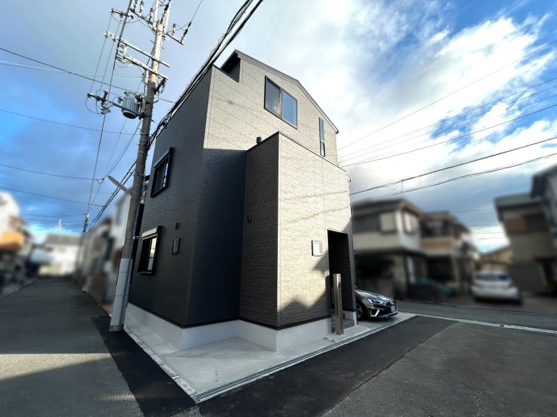 【外観】グレーを基調とした落ち着いた外観。