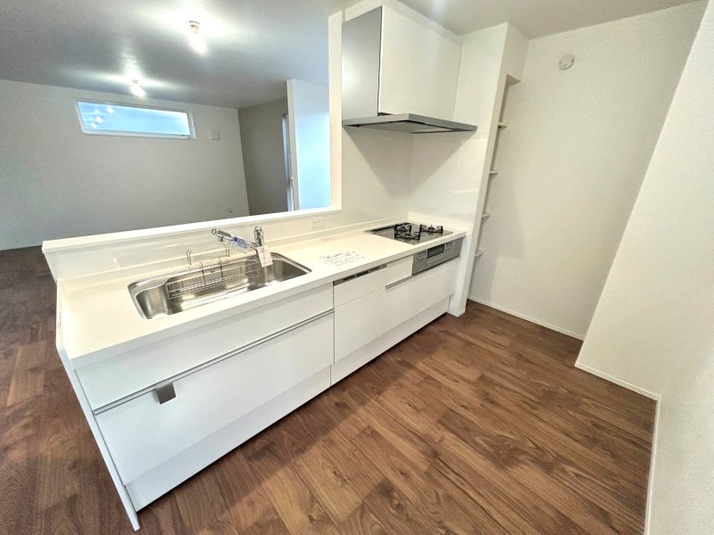 【キッチン】リビングを見渡せる対面キッチン。ご家族との会話を楽しみながらお料理ができます♪