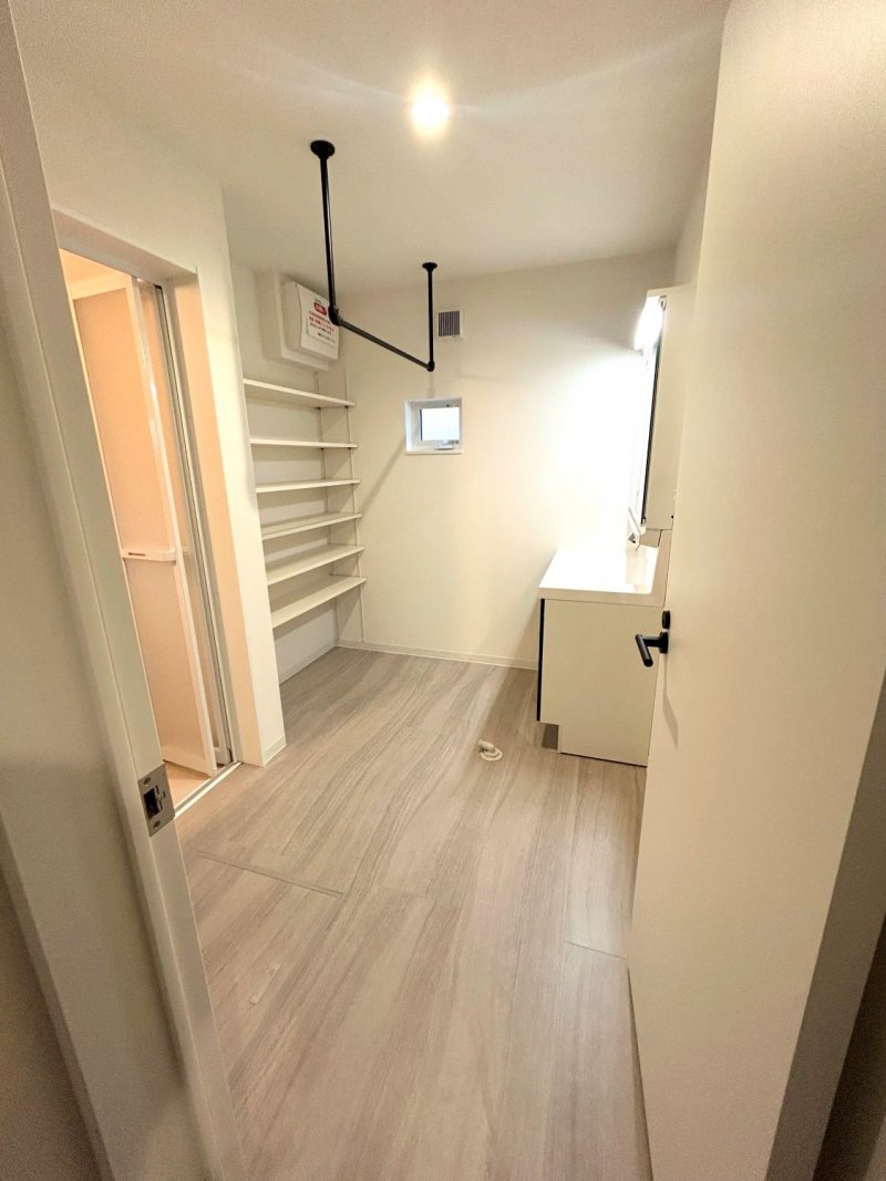 【洗面スペース】広々3.3.帖！アイアンハンガーが設置されており、洗濯物の仮置きや雨の日の室内干しにも最適。