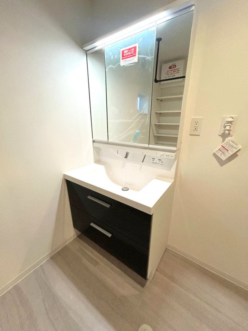 【洗面化粧台】収納豊富なミラーキャビネットでスッキリ整理整頓。