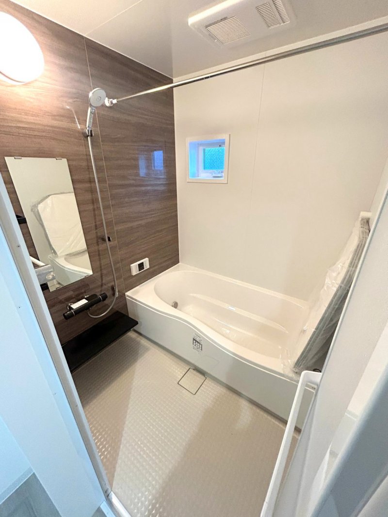 【浴室】お手入れしやすい仕様。カウンターや床はお掃除しやすく、清潔感をキープできます。