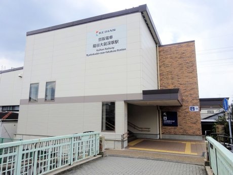 京阪「龍谷大前深草」駅：徒歩5分（400ｍ）