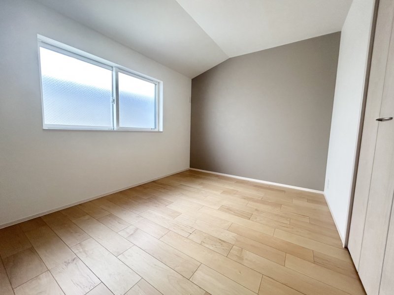 【2階6.5帖】アクセントクロスでおしゃれな空間に。