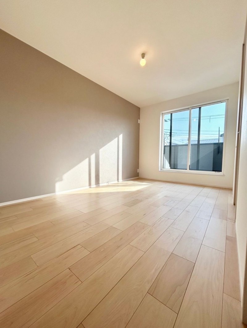 【2階7.2帖】南向きの主寝室は日当たり良好です。