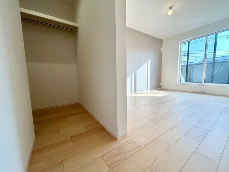 【2階7.2帖】全居室収納付き。衣類もスッキリと収納することができます。	