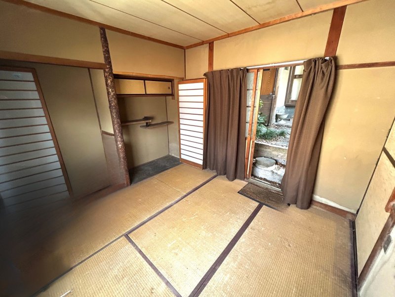 【はなれ　和室4.5帖】敷地内にある「はなれ」。趣味を楽しむ空間として利用したり書斎スペースにもなります。