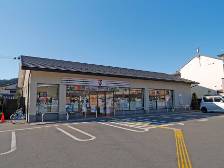 セブンイレブン京都岩倉忠在地町店　徒歩9分　700ｍ