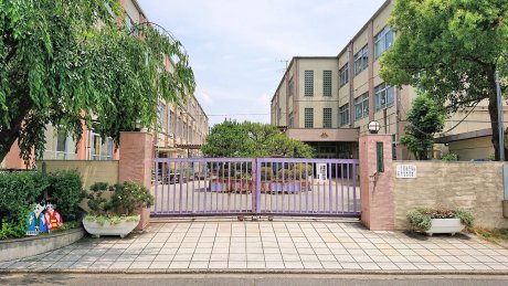 朱雀第八小学校　徒歩2分