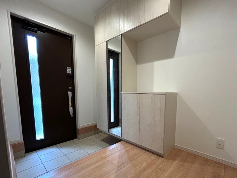 玄関で靴を履いた状態での全身チェックが鏡でできるため、外出前の最終確認に便利です。