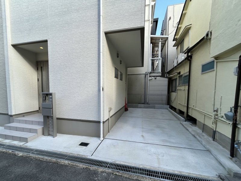 駐車スペース付きの戸建住宅。 マイカーをお持ちの方も安心してお住まいいただけます。詳細はぜひ現地にてご確認ください。