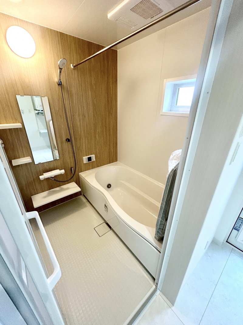 お湯が冷めにくい、浴槽保温材と保温組フタの「ダブル保温」構造。くるりんポイ排水口など毎日のお手入れもラクラク。ガス温水浴室暖房乾燥機付です。