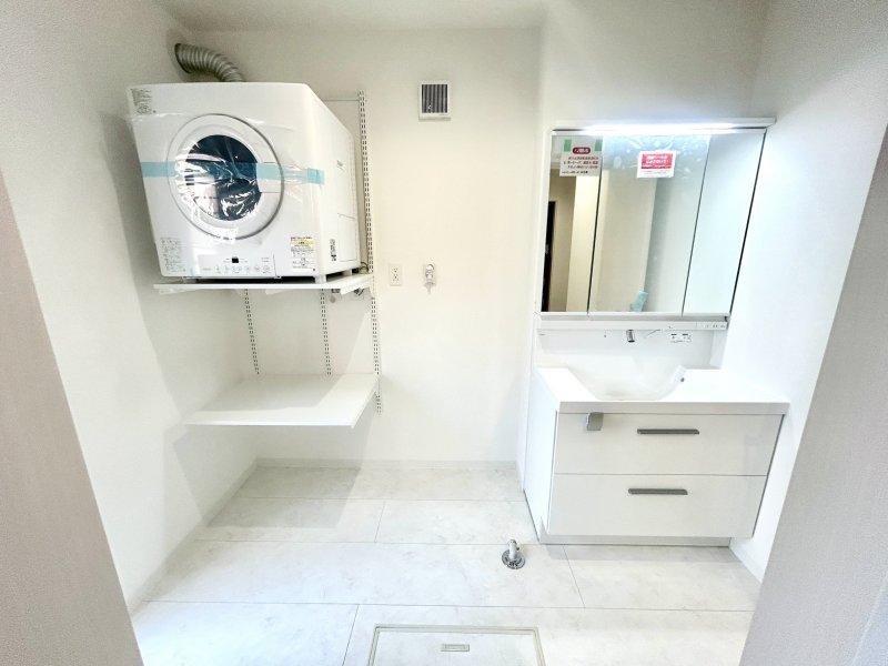 機能性に優れた三面鏡（長寿命・省電力のスリムLED付）と、豊富な収納キャビネットがついたスタイリッシュな洗面化粧台です。